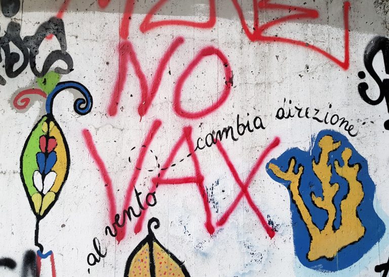 L’ideologia dietro i movimenti No Vax, parla Edith Bruck